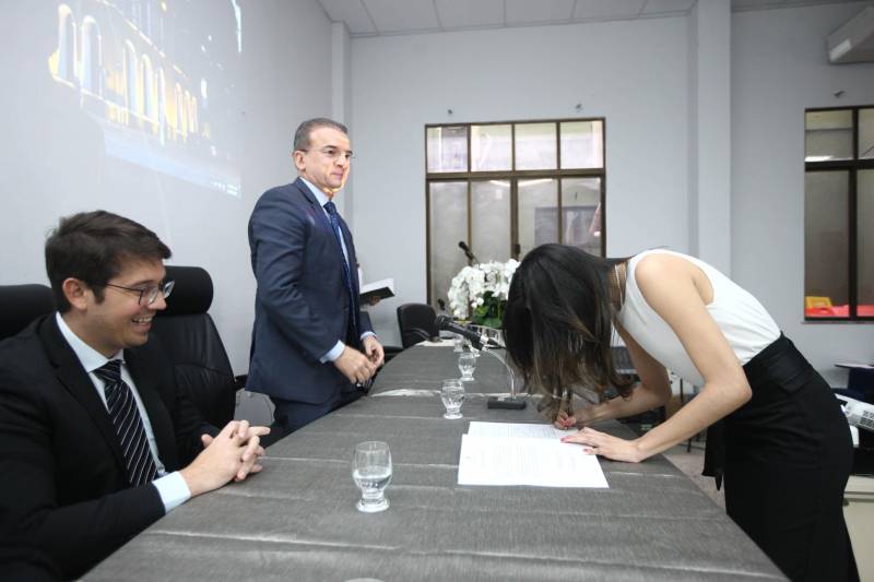 O procurador-geral do Estado, Ophir Cavalcante Junior, deu posse, na tarde da última segunda-feira (26), a seis novos procuradores do Estado, aprovados no 20º concurso público da Procuradoria Geral do Estado (PGE). O evento ocorreu no auditório do prédio-sede da instituição, em Batista Campos, Belém. Foram empossados Idemar Cordeiro Peracchi, Edson dos Santos Matoso, Ducival Carvalho Pereira Júnior, Giulliane Pinheiro Corrêa de Lima, Jobson de Oliveira Pereira e Arthur Marcel Batista Gomes. A cerimônia teve a presença do procurador-geral adjunto, Henrique Nobre Reis, do corregedor-geral da PGE, Paulo de Tarso Dias Klautau Filho, do presidente da Associação dos Procuradores do Estado, Ary Lima Cavalcanti, e de diversos procuradores do Estado, familiares e amigos dos empossados.
FOTO: THIAGO GOMES / AG. PARÁ
DATA: 27.03.2018
BELÉM - PARÁ <div class='credito_fotos'>Foto: Thiago Gomes /Ag. Pará | <a href='/midias/2018/originais/d8a2fd34-9561-46ef-ae46-ede1b9bc297f.jpg' download><i class='fa-solid fa-download'></i> Download</a></div>