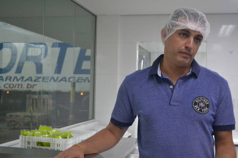Uma ideia que saiu de dentro das Centrais de Abastecimento do Pará (Ceasa/PA) tem facilitado a vida de quem busca alimentação rápida e, ao mesmo tempo, saudável. A praticidade das saladas prontas, já comercializadas em alguns supermercados da capital e Região Metropolitana, tornou-se alternativa de consumo bastante procurada em meio à correria do dia a dia, pela facilidade de preparo e ganho de tempo na cozinha, uma vez que não será necessário descascar, lavar e ainda higienizar os alimentos. Na foto, o diretor comercial Rogério Moares.

FOTO: ANA LAURA CARVALHO / ASCOM CEASA
DATA: 30.12.2018
BELÉM - PARÁ <div class='credito_fotos'>Foto: ASCOM CEASA   |   <a href='/midias/2018/originais/d8bd7a4d-eeb1-4af9-96cb-b37c65d3b79a.jpg' download><i class='fa-solid fa-download'></i> Download</a></div>