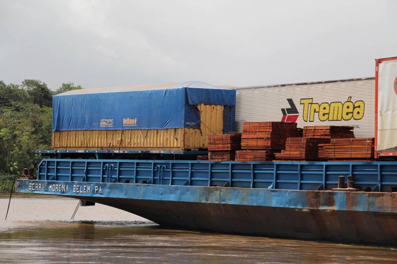 Deflagrada na manhã desta terça-feira (15), pela Secretaria de Estado de Segurança Pública e Defesa Social (Segup), a Operação Cerco Poseidon abordou embarcações e fiscalizou cargas e veículos que estavam sendo transportados em balsas. A ação foi iniciada às 4 h da madrugada, e percorreu rios até a Baía do Marajó, na costa da Ilha de Mosqueiro (distrito de Belém).
FOTO: ASCOM SEGUP
DATA: 16.05.2018
BELÉM - PARÁ <div class='credito_fotos'>Foto: Ascom Segup | <a href='/midias/2018/originais/d8be48de-24b1-4bbb-b40a-7ab2f19a1d56.jpg' download><i class='fa-solid fa-download'></i> Download</a></div>