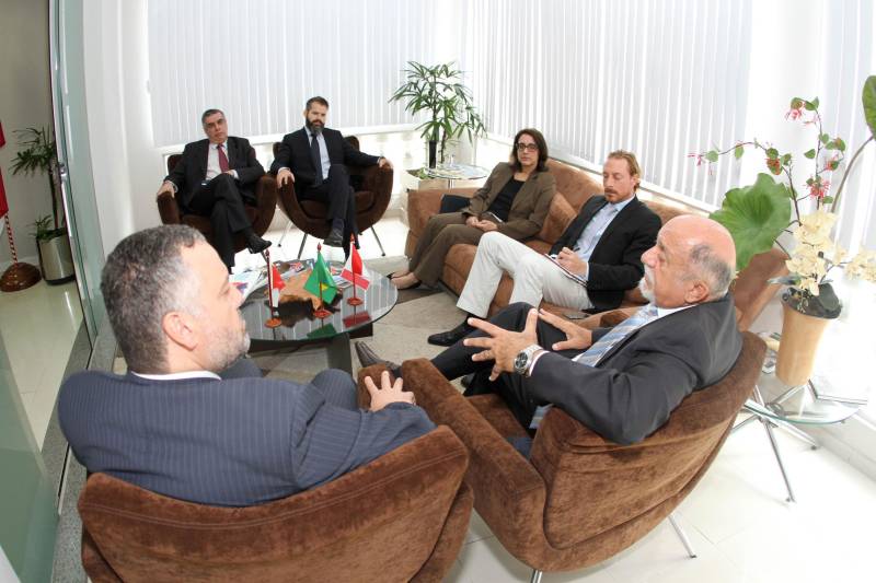 O governador Simão Jatene recebeu nesta quarta-feira, 2, o embaixador do Canadá no Brasil, Riccardo Savone. Na pauta do encontro, o aumento das relações comerciais entre o estado e as empresas canadenses. Além disso, os canadenses querem estreitar parcerias para fomentar a atração de investimentos, estimular políticas públicas e incentivar a integração política, econômica e cultural.
FOTO: CRISTINO MARTINS / AG. PARÁ
DATA: 02.05.2018
BELÉM - PARÁ <div class='credito_fotos'>Foto: Cristino Martins/Ag. Pará | <a href='/midias/2018/originais/d8bef05b-d4ff-4638-9699-a732514eeca6.jpg' download><i class='fa-solid fa-download'></i> Download</a></div>