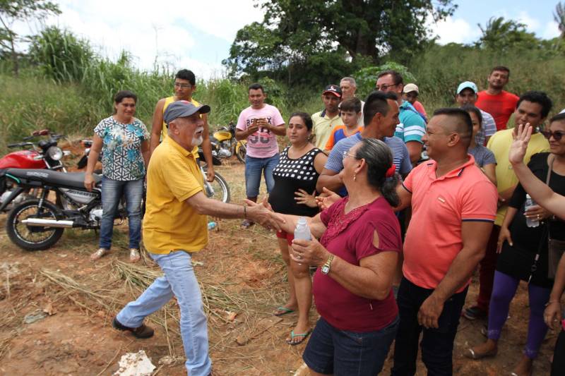 "Agora a população terá um lugar mais organizado, com mais higiene para comprar seu pescado e a sua carne. E pra gente que possui restaurante é melhor ainda, pois além da facilidade de adquirir os alimentos, o mercado também atrai clientes", comemorou Jaqueline Cardoso, 20 anos, que possui um ponto de venda de comidas em frente ao Mercado Municipal José Noronha Monteiro, no distrito de Boa Vista, em Quatipuru, no nordeste paraense. O espaço foi entregue oficialmente à população nesta segunda-feira (19), assim como as obras de pavimentação asfáltica da PA-446 e de cinco pontes em concreto ao longo da rodovia. A cerimônia contou com a presença do governador Simão Jatene, parlamentares, prefeitos da região entre outras autoridades locais. "Essas são importantes obras que vão beneficiar não só a população de Quatipuru, mas de toda a região. E faço questão de ressaltar que em todas elas existe o dinheiro dos impostos que todos nós paraenses pagamos. Esse é o retorno que fazemos questão de dar à população. Nós gestores somos apenas instrumentos desse grande desenvolvimento, quem financia é o povo", afirmou o governador Simão Jatene.
FOTO: CRISTINO MARTINS / AG. PARÁ
DATA: 19.03.2018
QUATIPURU - PARÁ <div class='credito_fotos'>Foto: Cristino Martins/Ag. Pará | <a href='/midias/2018/originais/d8bf26f0-10ed-4a81-8485-1637e7d57f59.jpg' download><i class='fa-solid fa-download'></i> Download</a></div>