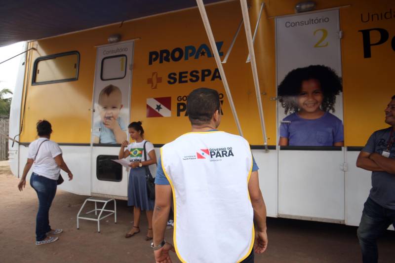 Aos 22 anos, Cláudio Cardoso está desempregado e procura um trabalho para sustentar o filho. Neste domingo (11) ele aproveitou a presença da Caravana Pro Paz no município de Barcarena, distante 15 quilômetros da capital, para retirar seus documentos e até aproveitou para cortar os cabelos. Na segunda-feira (12) pretende sair em busca de um emprego. Ele é um dos mil beneficiados pelos atendimentos feitos na cidade pela Caravana Pro Paz, uma ação do Governo do Pará, que busca garantir o acesso da população mais carente a serviços de atenção às necessidades básicas do cidadão, como atendimentos médicos, exames, vacinação, entre outros, com ações de mobilização em diversas regiões e municípios, a fim de fortalecer a cidadania paraense. “Os documentos e aparências são muito importantes para conseguir um trabalho, por isso estou aproveitando para fazer tudo para na segunda-feira continuar procurando emprego”, comentou Claudio. Ele está separado e quer encontrar um trabalho para sustentar o filho. A Caravana Pro Paz está iniciando os trabalhos em 2018 por Barcarena, nas comunidades de Vila Nova, Bom futuro e Burajuba afetadas pelo transbordamento de rejeitos da Hydro Alunorte, no início deste mês. Os serviços de retirada de documentos (Certidão de Nascimento, RG, Registro Social, ID Jovem), atendimento médico (pediatria, ginecologia e clínica geral), consulta jurídica, exames vacinas e cortes de cabelo foram ofertados em parceria com a Prefeitura do município.
FOTO: IGOR BRANDÃO / AG PARÁ
11.03.2018
BARCARENA - PARÁ <div class='credito_fotos'>Foto: IGOR BRANDÃO / AG. PARÁ | <a href='/midias/2018/originais/d8c1ffd0-8b5e-4279-a23c-a80f56bf926a.jpg' download><i class='fa-solid fa-download'></i> Download</a></div>