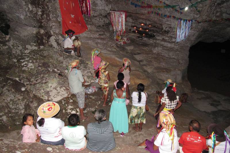 As manhãs despertam ainda nubladas na Casa de Pedra. Os fogos de artifício de “Seu Caroço”, que começam a estourar às 4 h da madrugada, marcam o despertar de mais um dia da Festividade do Divino Espírito Santo, comemorada anualmente no Parque Estadual Serra dos Martírios/Andorinhas (Pesam), na região do Araguaia, sudeste paraense. Em parceria com a Secretaria de Estado de Meio Ambiente e Sustentabilidade (Semas) foram realizadas atividades de ginástica laboral, oficinas de desenho e pintura, produção de objetos com garrafas pet e de mandalas alusivas ao Divino Espírito Santo.
FOTO: ASCOM IDEFLOR-BIO
DATA: 28.05.2018
ARAGUAIA - PARÁ <div class='credito_fotos'>Foto: Ascom Ideflor-Bio | <a href='/midias/2018/originais/d8c504a1-cd48-4e78-8463-ef4ad251fcec.jpg' download><i class='fa-solid fa-download'></i> Download</a></div>
