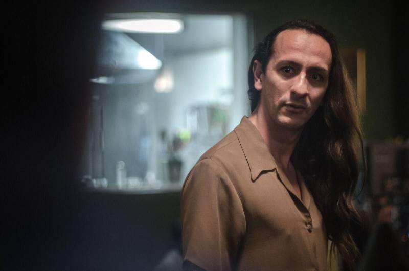 O Cine Líbero Luxardo, da Fundação Cultural do Pará (FCP), terá sessões extras do suspense brasileiro “O Animal Cordial” (foto), de Gabriela Amaral Almeida. As exibições serão nos dias 01, 02, 03, 04, 06 e 07 de novembro, sempre às 16h. A obra é um filme de terror que não é apenas entretenimento, pois também aborda assuntos comuns à realidade do Brasil. Inácio é o dono de um restaurante de classe média, por ele gerenciado com mão de ferro. Tal postura gera atritos com os funcionários, em especial com o cozinheiro Djair. Quando o estabelecimento é assaltado por Magno e Nuno, Inácio e a garçonete Sara precisam encontrar meios para controlar a situação e lidar com os clientes que ainda estão na casa: o solitário Amadeu e o casal endinheirado Bruno e Verônica.
FOTO: DIVULGAÇÃO
DATA: 31.10.2018
BELÉM - PARÁ <div class='credito_fotos'>Foto: Divulgação | <a href='/midias/2018/originais/d8c9dea5-3d9c-4c32-920f-08ea29938ffd.jpg' download><i class='fa-solid fa-download'></i> Download</a></div>