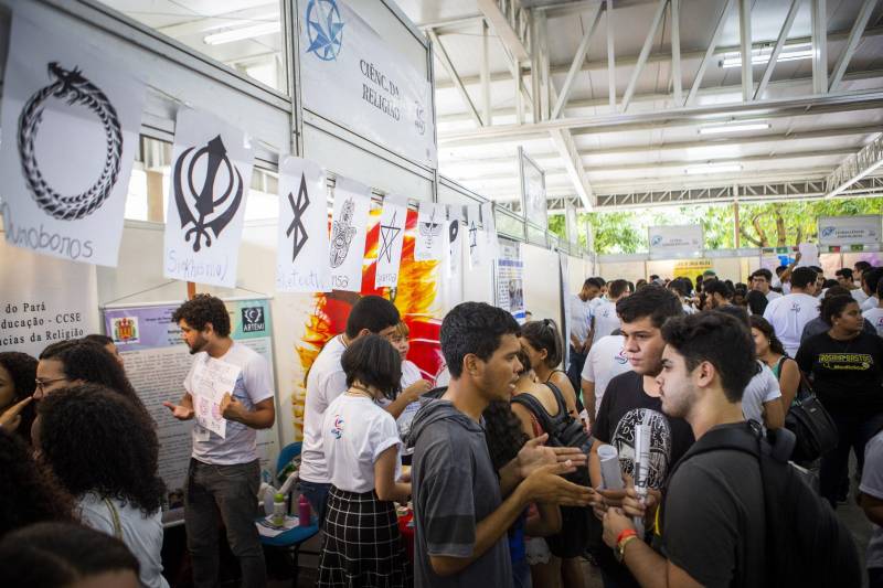 Durante toda esta quinta-feira, 10, a Feira Vocacional da Universidade do Estado do Pará (Uepa) recebeu a visita de estudantes do ensino médio de escolas públicas e particulares da Região Metropolitana de Belém. Cada graduação da Uepa tinha um estande no hall de exposição do Centro Cultural Tancredo Neves (Centur), tudo para que os estudantes pudessem conhecer mais sobre os cursos, a atuação dos profissionais formados e o desenho curricular das disciplinas.
FOTO: NAILANA THIELY / ASCOM UEPA
DATA: 10.05.2018
BELÉM - PARÁ <div class='credito_fotos'>Foto: Nailana Thiely / Ascom Uepa | <a href='/midias/2018/originais/d8ca5649-0ff4-4c49-b99a-30102ca3e4e9.jpg' download><i class='fa-solid fa-download'></i> Download</a></div>