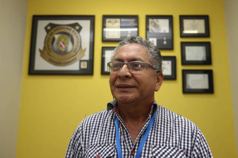 “O nível da perícia paraense é muito bom, sobretudo na polícia científica, eles têm muitos conhecimentos e são muito interessados em assimilar as nossas novas técnicas” A opinião é de Sebastian Valentim, major que há 10 anos atua na brigada criminal de Paris. Sebastiam é um dos dois peritos franceses, agentes da Polícia do Brigade Criminelle e do Service Régionale d'Identité Judiciaire, que estão dando aulas de qualificação durante esta Semana de Intercâmbio de Investigação Criminal: Brasil x França - O Local de Homicídio em Evidência. O evento começou na segunda-feira e vai até sexta, com aulas práticas e teóricas. “Esse treinamento é fruto de um programa do Governo do Estado e CPC, de aproximação com as embaixadas, buscando a capacitação através da expertise desses países que têm uma tecnologia e protocolos de administração avançados”, disse Mário Guzzo, coordenador da capacitação. Na foto, Edvaldo Castro, perito criminal em Altamira há 8 anos.
FOTO: MARCELO LELIS / AG. PARÁ
DATA: 25.04.2018
BELÉM - PARÁ <div class='credito_fotos'>Foto: Marcelo Lelis / Ag. Pará | <a href='/midias/2018/originais/d8d40068-12aa-4398-bb0d-b61763844129.jpg' download><i class='fa-solid fa-download'></i> Download</a></div>