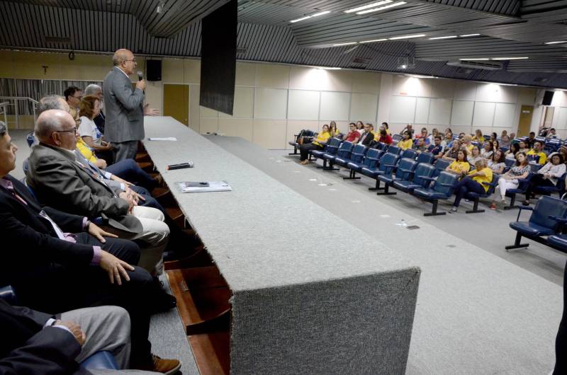 Mais de 100 profissionais de instituições de ensino, especialistas em esporte paralímpico e atletas, se reuniram na tarde desta quarta-feira (21), na abertura do I Seminário Regional Escolar Paralímpico - Norte II, realizado em Belém, na sede da Fundação Cultural do Pará. O segundo vice-presidente do Comitê Brasileiro Paralímpico, Ivaldo Brandão Vieira (foto), falou sobre a realização do seminário em Belém.
FOTO: RAI PONTES / ASCOM SEDUC
DATA: 21.03.2018
BELÉM - PARÁ <div class='credito_fotos'>Foto: Rai Pontes/Ascom Seduc | <a href='/midias/2018/originais/d8d67693-3b61-41c5-a2b0-0187b4c8b4e8.jpg' download><i class='fa-solid fa-download'></i> Download</a></div>