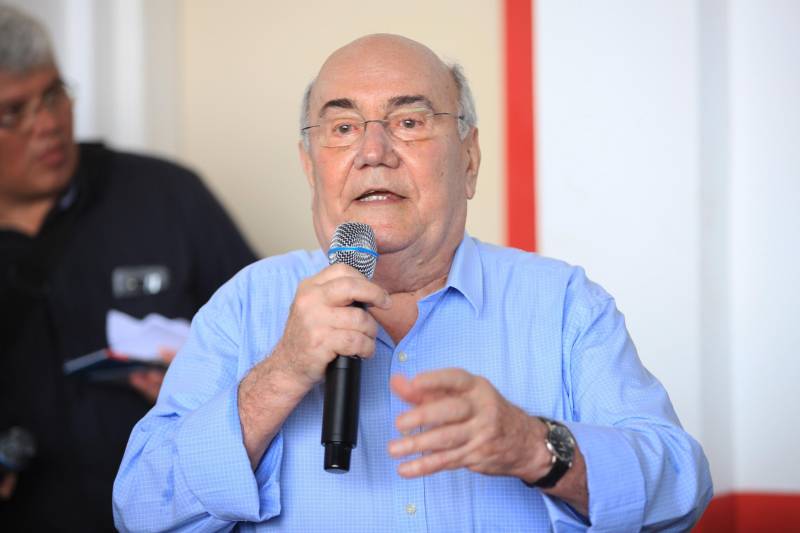 Moradores, comerciantes, militares e políticos da região da Ilha do Marajó comemoraram, nesta quarta-feira (24), junto ao governador Simão Jatene, a entrega do 18º Grupamento Bombeiro Militar, inaugurado hoje no município de Salvaterra. Quarenta e oito militares foram deslocados para o local, sendo 45 praças e três oficiais. O espaço conta com viaturas para atendimento a incêndios, salvamentos, resgates e uma lancha.O Coronel Antônio Zanelli, comandante geral do Corpo de Bombeiros, explicou a escolha do município para receber o grupamento. “Salvaterra foi escolhida estrategicamente para receber este quartel por ser a porta do Marajó. Salvaterra e Soure possuem forte apelo turístico. Antes, nosso tempo-resposta para a população daqui demorava até 1h30 minutos, já que vínhamos de Icoaraci, distrito de Belém. Agora a meta é atender o mais rápido possível os seis municípios da região do Marajó Ocidental”, explicou. Além de Salvaterra e Soure, a corporação atenderá os municípios de Cachoeira do Arari, Santa Cruz do Arari, Ponta de Pedras e Muaná. Na foto, o Senador Flexa Ribeiro.

FOTO: MÁCIO FERREIRA / AG PARÁ
DATA: 24.01.2018
SALVATERRA - PARÁ <div class='credito_fotos'>Foto: MÁCIO FERREIRA/ AG. PARÁ   |   <a href='/midias/2018/originais/d8d86006-9e82-447f-b779-18ef7efe2536.jpg' download><i class='fa-solid fa-download'></i> Download</a></div>