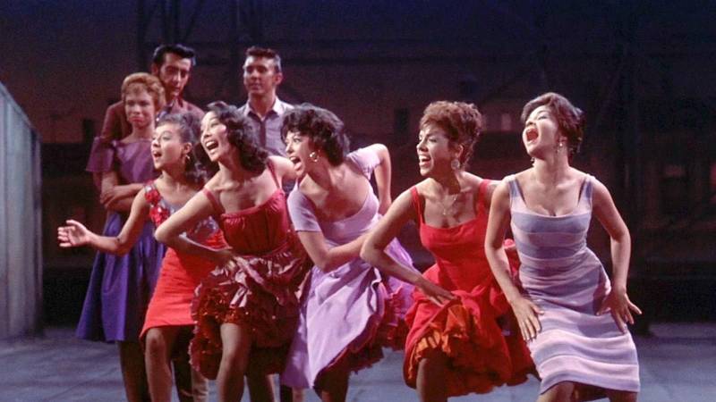 A Sessão Cult do Cine Líbero Luxardo, da Fundação Cultural do Pará (FCP), exibe neste sábado (10), às 14h45, o filme “Amor, Sublime Amor” (foto). Após a exibição haverá um debate coordenado por Marco Antônio Moreira, presidente da Associação de Críticos de Cinema do Pará (ACCPA). A entrada é franca. O musical, inspirado em uma obra de William Shakespeare, mostra a história transportada para a Nova York dos anos 50. Duas gangues rivais, os Jets e os Sharks, estão em luta. No meio desta guerra surge um romance fadado à tragédia entre Tony (Richard Beymer), ex-líder dos Jets, e Maria (Natalie Wood), irmã do líder dos Sharks.
FOTO: DIVULGAÇÃO
DATA: 10.11.2018
BELÉM - PARÁ <div class='credito_fotos'>Foto: Divulgação | <a href='/midias/2018/originais/d8d8a4dd-f309-433f-8cb9-48d6b244c704.jpg' download><i class='fa-solid fa-download'></i> Download</a></div>