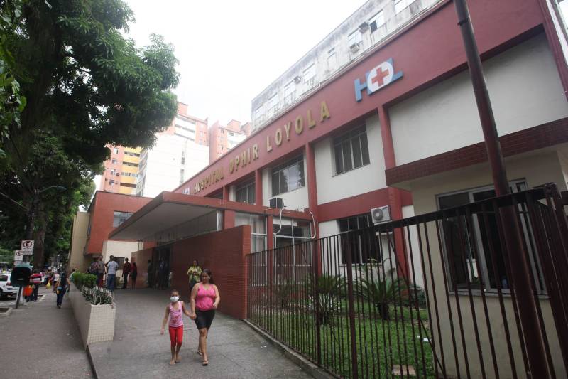 O Hospital Ophir Loyola realizou, na tarde desta terça-feira (20), a primeira cirurgia com sistema de videocirurgia de alta definição. A Videocirurgia ou Laparoscopia é uma técnica cirúrgica minimamente invasiva, na qual o cirurgião utiliza instrumentais próprios por meio de câmeras de alta definição. O método proporciona pequenas incisões, melhores resultados estéticos e menor dor pós-operatória. Três torres foram adquiridas para o hospital. Ao todo, foram investidos nos equipamentos e materiais técnicos mais de um milhão de reais. O recurso é proveniente de emenda parlamentar proposta pelo deputado estadual Eduardo Costa e está dentro dos esforços da diretoria do hospital para modernizar o atendimento aos pacientes. Pela emenda parlamentar foram adquiridos três equipamentos, sendo que um já está em uso.
FOTO: THIAGO GOMES / AG PARÁ
DATA:20.02.2018
BELÉM - PARÁ <div class='credito_fotos'>Foto: Thiago Gomes /Ag. Pará | <a href='/midias/2018/originais/d8dc185e-135e-47ae-8e9e-dd60848c56fb.jpg' download><i class='fa-solid fa-download'></i> Download</a></div>