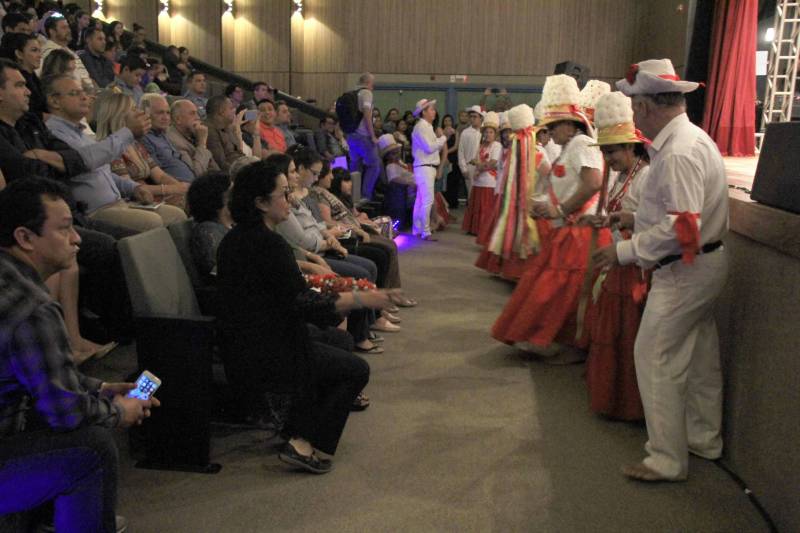 Ao som da Marujada, das ladainhas e do retumbão, o Governo do Estado inaugurou na noite de sábado, 15, o Liceu de Música de Bragança. A entrega do liceu e do teatro que compõe o projeto elaborado pela Secretaria de Estado de Cultura  (Secult)  aconteceu no clima da Marujada, festa folclórico-religiosa que começa neste domingo, 16.

FOTO: RODOLFO OLIVEIRA / AG. PARÁ
DATA: 16.12.2018
BRAGANÇA - PARÁ <div class='credito_fotos'>Foto: Rodolfo Oliveira/Ag. Pará   |   <a href='/midias/2018/originais/d8e1b29e-0180-4c4c-b16b-ca2ff39636f1.jpg' download><i class='fa-solid fa-download'></i> Download</a></div>
