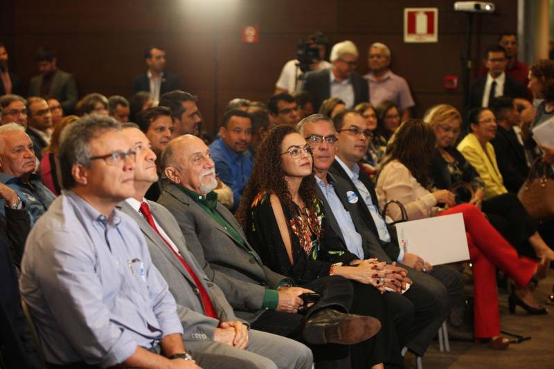 Cento e quarenta e um gestores municipais que aderiram ao Programa Municípios Sustentáveis participam da terceira reunião do Fórum Permanente de Prefeitas e Prefeitos dos Municípios Sustentáveis. O evento começou na manhã desta quarta-feira (7), no auditório do Hangar Convenções e Feiras da Amazônia. A programação segue até esta quinta-feira (8). Com o tema “Gestão Compartilhada”, o evento traz as experiências e os desdobramentos das agendas governamentais que foram planejadas em parceria com as gestões municipais. Durante o encontro também está sendo apresentado o balanço das ações e resultados do Programa Municípios Sustentáveis (PMS), da Secretaria Extraordinária de Municípios Sustentáveis (Semsu), que propõe a sustentabilidade dos municípios em âmbito global, a gestão e ajuste fiscal, até as grandes obras de infraestrutura. Os projetos respeitam a realidade e peculiaridades de cada território, com ações ancoradas nos planos governamentais Pará 2030, Pará Ambiental e Pará Social.

FOTO: SIDNEY OLIVEIRA / AG PARÁ
DATA: 07.02.2018
BELÉM - PARÁ <div class='credito_fotos'>Foto: Sidney Oliveira/Ag. Pará   |   <a href='/midias/2018/originais/d8e4ebb2-e21f-4cba-afae-25c03d627b7c.jpg' download><i class='fa-solid fa-download'></i> Download</a></div>
