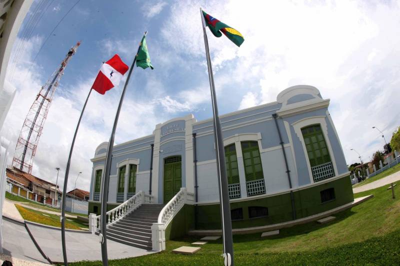 O Liceu foi implantado no antigo prédio da Escola Monsenhor Mâncio Ribeiro construído no final da década dos anos 1920 do século passado e inaugurado em 1932 pelo governador Magalhães Barata. A reforma do prédio de arquitetura eclética e traços art décor foi demorada dada a riqueza de detalhes dessa arquitetura, que precisava ser restaurada e dos critérios construtivos.

FOTO: RODOLFO OLIVEIRA / AG. PARÁ
DATA: 16.12.2018
BRAGANÇA - PARÁ <div class='credito_fotos'>Foto: Rodolfo Oliveira/Ag. Pará   |   <a href='/midias/2018/originais/d8e73393-81ad-47ed-8e6c-680a21f8c855.jpg' download><i class='fa-solid fa-download'></i> Download</a></div>