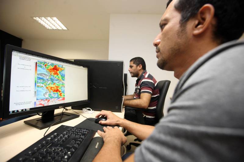Na sala de situação, em Belém (foto), seis técnicos orientam as prefeituras com apoio de representantes da Polícia Militar, Setran, Secretaria de Estado de Assistência Social, Trabalho, Emprego e Renda (Seaster), Secretaria de Estado de Desenvolvimento Urbano e Obras Públicas (Sedop) e Secretaria Extraordinária de Municípios Sustentáveis (Semsu).
FOTO: SIDNEY OLIVEIRA / AG. PARÁ
DATA: 16.02.2018
BELÉM - PARÁ <div class='credito_fotos'>Foto: Sidney Oliveira/Ag. Pará | <a href='/midias/2018/originais/d8ed8a63-3026-4cdc-b4ba-52f84257493c.jpg' download><i class='fa-solid fa-download'></i> Download</a></div>
