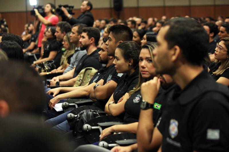 O Governo do Pará segue firme na política de prevenção e redução da criminalidade em todo o estado, com investimentos e o reforço de novos agentes que atuarão na segurança pública. Na tarde desta quinta-feira (22), os 474 aprovados em concurso público tomaram posse e receberam os equipamentos de trabalho. A cerimônia ocorreu no Hangar Convenções e Feiras da Amazônia, em Belém, e contou com a presença do governador Simão Jatene, entre outras autoridades.

FOTO: RODOLFO OLIVEIRA / AG. PARÁ
DATA: 22.03.2018
BELÉM - PARÁ <div class='credito_fotos'>Foto: Rodolfo Oliveira/Ag. Pará   |   <a href='/midias/2018/originais/d8f1adaf-3bb7-4abe-a7f3-a2027aaa67c3.jpg' download><i class='fa-solid fa-download'></i> Download</a></div>