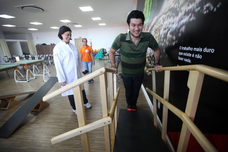 O Pará ganha, a partir desta quarta-feira, 30, o primeiro Centro Integrado de Inclusão e Reabilitação da região Norte. Localizado na rodovia Arthur Bernardes, em Belém, às margens da Baía do Guajará, o Centro Integrado de Inclusão e Reabilitação – CIIR, está instalado em uma área total de mais de 40 mil metros quadrados. O Centro é diferente de outros que já existem no país por integrar vários serviços em um único local. A obra foi iniciada em março de 2014 e está orçada em mais de R$ 32 milhões, recursos do tesouro estadual. O CIIR faz parte das ações previstas pelo Governo do Estado ampliando os serviços já oferecidos pela Secretaria de Estado de Saúde Pública (Sespa). A inauguração do Centro será às 16h30. O CIIR vai agregar, em um único espaço, assistência médica, odontológica, reabilitação, capacitação, oficinas para produção de próteses e serviço de apoio e diagnósticos em crianças, jovens e adultos com deficiência no Estado do Pará. No CIIR vai funcionar um Centro Especializado em Reabilitação (CER IV) para usuários com deficiência auditiva, física, intelectual e visual; uma oficina ortopédica fixa e um Centro de Especialidades Odontológicas (CEO II).
FOTO: THIAGO GOMES / AG. PARÁ
DATA: 25.05.2018
BELÉM - PARÁ <div class='credito_fotos'>Foto: Thiago Gomes /Ag. Pará | <a href='/midias/2018/originais/d8fab58d-b73c-460a-86b7-f1d6b64f8571.jpg' download><i class='fa-solid fa-download'></i> Download</a></div>