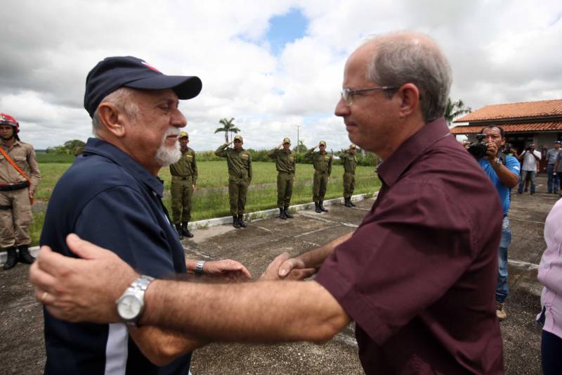 O Governador do Pará, Simão Jatene, esteve durante esta sexta-feira (13) no município de Paragominas. Além de visitar as áreas afetadas pela enxurrada que ocorreu na madrugada da quinta-feira (12), ele conversou com moradores atingidos, reuniu com autoridades municipais, secretários de estado, com o Corpo de Bombeiros e a Defesa Civil para traçar as metas e ações a serem cumpridas para restabelecer a normalidade na cidade. A forte enxurrada, que durou toda a madrugada, alagou cerca de 40% da cidade e atingiu 350 famílias. Até o momento, 13 locais foram adequados para funcionar como abrigo, entre escolas, associações, ginásios, entre outros, para receber desabrigados e desalojados. Na foto, o prefeito de Paragominas, Paulo Tocantins (camisa vinho).

FOTO: SIDNEY OLIVEIRA / AG. PARÁ
DATA: 13.04.2018
PARAGOMINAS - PARÁ <div class='credito_fotos'>Foto: Sidney Oliveira/Ag. Pará   |   <a href='/midias/2018/originais/d8fe81e4-f70c-44af-b5dd-aa09ec28b884.jpg' download><i class='fa-solid fa-download'></i> Download</a></div>