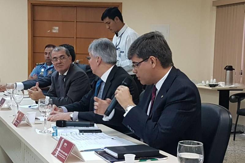 Representantes do Sistema de Segurança Pública do Pará e da Procuradoria Geral de Justiça do Ministério Público Estadual estiveram reunidos, na manhã desta sexta-feira, 16, para dialogar sobre as estratégias que serão implementadas para intensificar a segurança pública no estado. A reunião ocorreu na sede do Ministério Público Estadual. Na foto, o titular a Secretaria de Estado de Segurança Pública, Luiz Fernandes (e).
FOTO: ASCOM MPE
DATA: 16.03.2018
BELÉM - PARÁ <div class='credito_fotos'>Foto: ASCOM / MPE | <a href='/midias/2018/originais/d8ff9706-b164-4f4a-99d0-3533fb96db76.jpg' download><i class='fa-solid fa-download'></i> Download</a></div>