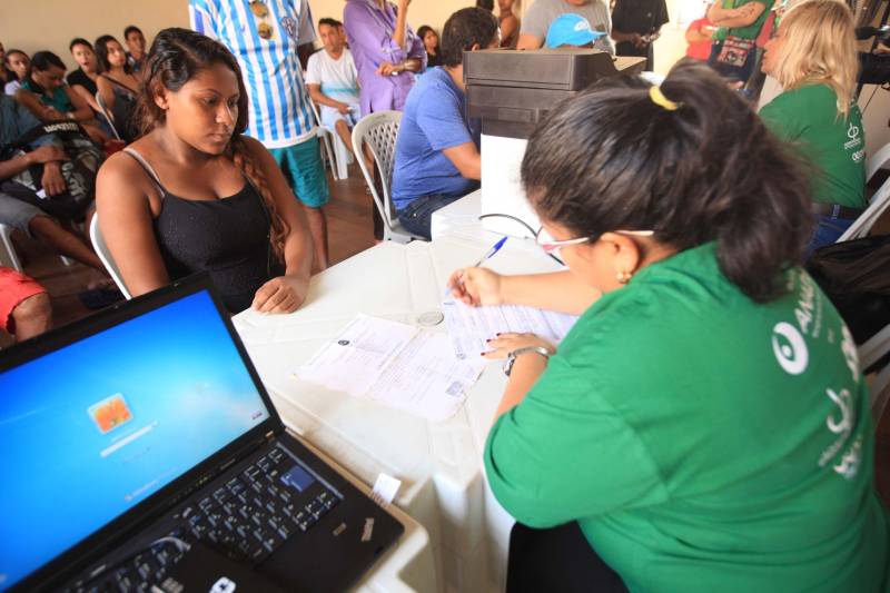 Com o mote “Defensoras e Defensores Públicos pelo direito à documentação pessoal: onde existem pessoas, nós enxergamos cidadãos", a Associação Nacional dos Defensores Públicos (Anadep) lançou, pela primeira vez, a Campanha Nacional na Região Norte. Este ano, a campanha tem por objetivo mostrar à sociedade que a Defensoria Pública pode ajudar o cidadão a obter e/ou retificar a documentação básica. O Mercado Francisco Bolonha, localizado no Complexo Mercado Ver-O-Peso, foi o local escolhido para sediar o evento, nesta sexta-feira (4). Na ocasião, houve um grande mutirão de atendimento ao público (foto), com orientação jurídica e esclarecimento de dúvidas para cerca de 800 cidadãos paraenses. A iniciativa teve o apoio da Defensoria Pública do Estado do Pará, da Associação dos Defensores Públicos do Pará (Adpep-PA) e do Colégio Nacional de Defensores Gerais (Condege).
FOTO: RODOLFO OLIVEIRA / AG. PARÁ
DATA: 04.05.2018
BELÉM - PARÁ <div class='credito_fotos'>Foto: Rodolfo Oliveira/Ag. Pará | <a href='/midias/2018/originais/d904939e-529d-4a6e-bf41-6f08db018ae4.jpg' download><i class='fa-solid fa-download'></i> Download</a></div>