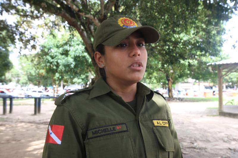 “A sociedade está prestes a receber novos policiais, profissionais prontos e treinados para defender o cidadão. Mesmo ainda não tendo encerrado o curso, já me sinto um PM. A instituição pode ter certeza que estarei sempre de pronto-emprego para atender no que ela precisar de mim”. A fala do aluno do Centro de Formação, dita nesta segunda-feira (7) durante uma aula do Curso de Formação e Aperfeiçoamento de Praças (CFAP) da Polícia Militar do Pará, demonstra o sentimento dos cerca de 2 mil homens e mulheres que estão próximos de encerrar o curso e iniciar seus trabalhos nas ruas. Em Belém, na sede do CFAP, estão em fase de conclusão da formação, cerca de 500 alunos, entre homens e mulheres. Já no interior do Estado, outros 1. 500 passam pelo curso que também acontece nos municípios Conceição do Araguaia, Itaituba, Santarém, Marabá, Parauapebas, Castanhal, Santa Izabel do Pará, Tucuruí, Paragominas, Capanema, Bragança, Altamira, Barcarena, Soure e Breves. A previsão é que no início de agosto deste ano, todos já estejam efetivamente nas ruas. Aprovados no último concurso público da instituição, os futuros policiais estão desde outubro de 2017 participando de um novo modelo formação. De acordo com o major Arthur Silva, sub-comandante do CFAP, a mudança na grade do curso quase dobrou o número de horas aula. Na foto, a aluna do CFAP, Michelle Rodrigues.
FOTO: RODOLFO OLIVEIRA / AG. PARÁ
DATA: 08.05.2018
BELÉM - PARÁ <div class='credito_fotos'>Foto: Rodolfo Oliveira/Ag. Pará | <a href='/midias/2018/originais/d90c8c8d-d30e-4415-81a8-5366cdeaa7a9.jpg' download><i class='fa-solid fa-download'></i> Download</a></div>