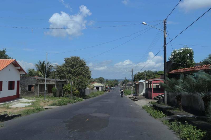 Os treze municípios do Baixo Amazonas ocupam 25% da área do Estado do Pará, com seus 315,86 mil quilômetros quadrados. A região é a maior produtora de castanha do Pará (94%) e maior produtora de mandioca (30%) do estado. A extração de bauxita é o grande destaque, que dá à cidade de Oriximiná o maior saldo da balança comercial regional, com 213.704.559 milhões de dólares (2014). Os principais produtos exportados pelo município são minério de alumínio (bauxita) e seus concentrados (52%).
FOTO: SIDNEY OLIVEIRA / AG. PARÁ
DATA: 17.06.2017
ORIXIMINÁ - PARÁ <div class='credito_fotos'>Foto: Sidney Oliveira/Ag. Pará | <a href='/midias/2018/originais/d90db6e5-998d-401d-97df-e024914b79c5.jpg' download><i class='fa-solid fa-download'></i> Download</a></div>