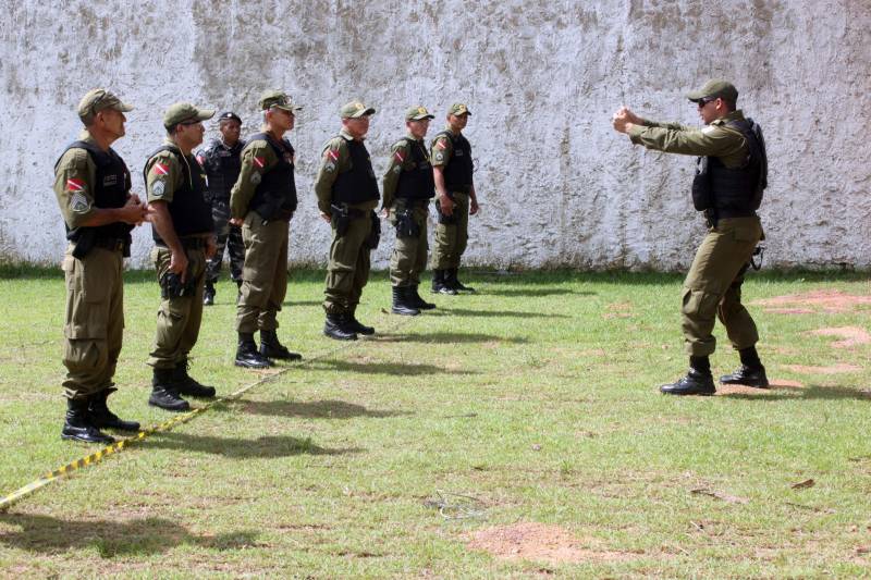Trinta e oito agentes de segurança pública do Estado participam (foto), no Instituto de Ensino de Segurança Pública do Pará (Iesp), de um curso de especialização da Companhia Independente de Policiamento Escolar (Cipoe). A capacitação começou no dia 26 de fevereiro e vai até 23 de março, com aulas de segunda a sexta, nos turnos da manhã e tarde. Os agentes de segurança estão sendo treinados para atuar na segurança junto às comunidades escolares do Estado. Este é o segundo curso que acontece para a qualificação do policiamento escolar do Comando de Policiamento Especializado, através da Companhia Independente de Policiamento Escolar (Cipoe). O primeiro foi em 2017, e qualificou 40 policiais.
FOTO: CARLOS SODRÉ / AG. PARÁ
DATA: 13.03.2018
BELÉM - PARÁ <div class='credito_fotos'>Foto: Carlos Sodré/Agência Pará | <a href='/midias/2018/originais/d92e0166-a0f9-49bd-bf46-05be9f66e683.jpg' download><i class='fa-solid fa-download'></i> Download</a></div>