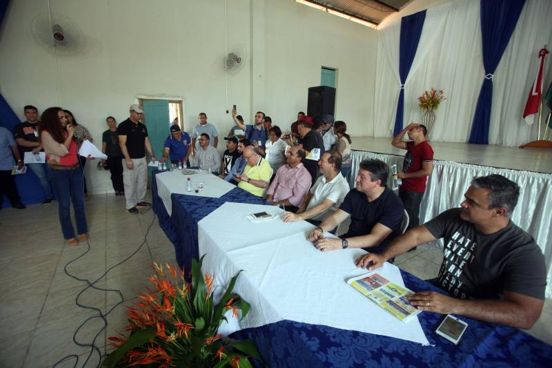 Já durante o evento em Augusto Corrêa, realizado no Centro Nossa Senhora de Nazaré e no Hospital Municipal, o prefeito Filho Barreto lembrou que o município sempre foi beneficiado com obras pela gestão estadual. Desta vez, além do investimento de quase R$ 2 milhões em 4 km de pavimentação, o Governo do Pará também conseguiu um convênio para o asfaltamento da PA-462, que liga o município à Viseu, e ainda a reforma de duas escolas estaduais, o que totaliza cerca de R$ 35 milhões em recursos. A parceria foi firmada por meio de ordem de serviço (OS) assinada pela secretária extraordinária dos Municípios Sustentáveis, Izabela Jatene (foto) e dos prefeitos dos três municípios.
FOTO: SIDNEY OLIVEIRA / AG. PARÁ
DATA: 14.06.2018
AUGUSTO CORRÊA - PARÁ <div class='credito_fotos'>Foto: Sidney Oliveira/Ag. Pará | <a href='/midias/2018/originais/d92e8e40-3bf5-46fb-b8e9-1a98d7acafab.jpg' download><i class='fa-solid fa-download'></i> Download</a></div>