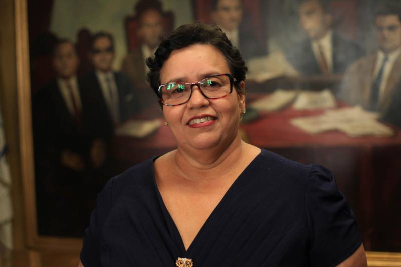 Foi assinado, na tarde desta terça-feira, 3, o Termo de Cooperação Técnica entre as Secretarias de Estado de Justiça e Direitos Humanos (Sejudh) e de Educação (Seduc), Tribunal Regional do Trabalho da 8ª Região e Associação dos Magistrados da Justiça do Trabalho da 8ª Região (Amatra), visando o desenvolvimento de projetos educacionais sobre a erradicação do trabalho escravo e enfrentamento ao tráfico de pessoas. Na foto, a coordenadora de Ações Educacionais Complementares da Seduc, Rosemary Almeida.

FOTO: WAGNER ALMEIDA / ASCOM SEJUDH
DATA: 03.04.2018
BELÉM - PARÁ <div class='credito_fotos'>Foto: Wagner Almeida/ Ascom Sejudh   |   <a href='/midias/2018/originais/d92fe119-8f25-4090-846b-7d0044db63e5.jpg' download><i class='fa-solid fa-download'></i> Download</a></div>
