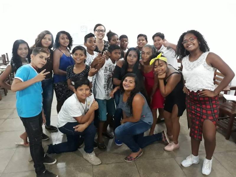 Vinte alunos do Polo Pro Paz nos Bairros, que funciona na Universidade Federal do Pará (UFPA), participaram de uma oficina sobre Poesia Visual, na Casa da Linguagem, vinculada à Fundação Cultural do Pará (FCP). A oficina, encerrada nesta terça-feira (26), foi ministrada durante uma semana pela professora e artista visual Danielle Fonseca. "Estou muito feliz em oferecer esta oficina para as crianças. Eles se mostraram interessados e dispostos a mergulhar no universo da poesia visual, que é excelente, principalmente para os adolescentes e jovens, pois está ligada à leitura, à música, ao ritmo, e por ser uma das poesias mais dinâmicas, que ajuda a desenvolver várias percepções", disse a professora.
FOTO: EMANUELE CORRÊA / ASCOM PRO PAZ
DATA: 26.06.2018
BELÉM - PARÁ <div class='credito_fotos'>Foto: EMANUELE CORRÊA / ASCOM PRO PAZ | <a href='/midias/2018/originais/d940bbf0-74f3-4eb8-8f19-1de705035f33.jpg' download><i class='fa-solid fa-download'></i> Download</a></div>