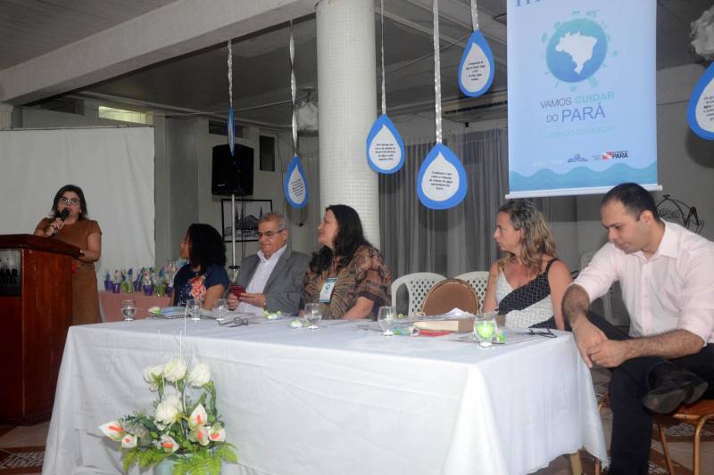 A III Conferência Estadual Infantojuvenil pelo Meio Ambiente, realizada em Belém nesta terça-feira (15), reforçou o protagonismo da juventude na busca de soluções para os desafios ambientais nas cidades brasileiras. A secretária de Estado de Educação, Ana Claudia Hage (falando), relacionou a necessidade de preservação da água, como bem coletivo, à conscientização de jovens sobre conservação da escola como bem público
FOTO: FERNANDO NOBRE / ASCOM SEDUC
DATA: 15.05.2018
BELÉM - PARÁ <div class='credito_fotos'>Foto: FERNANDO NOBRE/ASCOM SEDUC | <a href='/midias/2018/originais/d944a814-f59f-487b-a961-9d0e6c9d9890.jpg' download><i class='fa-solid fa-download'></i> Download</a></div>