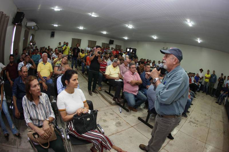 Há 35 anos a dona de casa Guardiana Feitosa é moradora da Rua 15 de Novembro, em Floresta do Araguaia, sul do Pará. Há pelo menos cinco deles não colocava as cadeiras em frente de casa para um bate papo de final de tarde. "Era lama no inverno e poeira no verão, não dava pra ficar aqui na frente", diz Guardiana. "Agora o asfalto chegou, mudou tudo". A 15 de Novembro é uma das mais importantes ruas de Floresta do Araguaia. Abriga três igrejas, três escolas e creches e cerca de 30 pontos comerciais. Cerca de quinhentos moradores vivem ali. O Asfalto na Cidade, programa do Governo do estado que tem como principal objetivo ampliar a mobilidade e acessibilidade nas áreas urbanas do Estado, chegou à Floresta do Araguaia asfaltando a Rua 15 de Novembro e outras seis vias próximas, num total de três quilômetros de asfalto de qualidade superior, além de meio fio. O governador Simão Jatene (foto) foi à Floresta do Araguaia entregar as obras à comunidade. Com ele, estavam o senador Flexa Ribeiro (PSDB/PA); a secretária Extraordinária de Municípios Sustentáveis; Izabela Jatene, o presidente da Assembleia Legislativa do estado, deputado Márcio Miranda; os deputados Cilene Couto e Celso Sabino e o ex-governador Carlos Santos.
FOTO: ANTÔNIO SILVA / AG. PARÁ
DATA: 25.06.2018
FLORESTA DO ARAGUAIA - PARÁ <div class='credito_fotos'>Foto: Antônio Silva/Ag. Pará | <a href='/midias/2018/originais/d958a41f-f7e4-40c8-ae2d-fd9feab85234.jpg' download><i class='fa-solid fa-download'></i> Download</a></div>