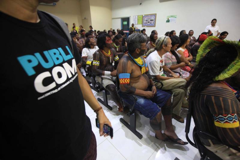 Semana dos Povos Indígenas. O maior evento do gênero no Estado começou neste domingo (15), com a chegada das cerca de 70 embarcações que se encontram no cruzamento dos rios Xingu e Fresco, na orla da cidade de São Félix do Xingu, sudeste do Pará. A reunião na Câmara Municipal (foto) é o momento em que os caciques discutem a programação, expõem anseios, dão sugestões e recebem os kits esportivos que serão usados durante os jogos. O encontro – quando também são repassadas orientações e informes sobre o esquema de segurança, as ações sociais e a dinâmica dos encontros – ocorre logo depois da chegada das tribos.
FOTO: RODOLFO OLIVEIRA / AG. PARÁ
DATA: 15.04.2018
SÃO FÉLIX DO XINGU - PARÁ <div class='credito_fotos'>Foto: Rodolfo Oliveira/Ag. Pará | <a href='/midias/2018/originais/d96288a4-8936-441f-a607-5415081ebe0d.jpg' download><i class='fa-solid fa-download'></i> Download</a></div>