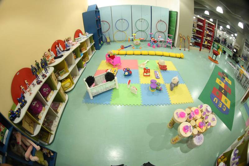 Ao entrar na Biblioteca Arthur Viana, localizada no Centro Cultural e Turístico Tancredo Neves (Centur), é possível visualizar e sentir as diferenças logo ao chegar. O espaço, que desde 2015 passava por reformas, está completamente pronto para sua reinauguração, que deve acontecer já na próxima semana. Iluminação adequada, climatização renovada, mudança de estantes e outros móveis que contribuíram para a ampliação do espaço, além de um verdadeiro upgrade em diversos espaços de convivência, serviços e estudos, trouxeram novos ares a centenária biblioteca.
FOTO: THIAGO GOMES / AG. PARÁ
DATA: 27.04.2018
BELÉM - PARÁ <div class='credito_fotos'>Foto: Thiago Gomes /Ag. Pará | <a href='/midias/2018/originais/d96589b0-98e5-49ff-b83a-58684632fdc5.jpg' download><i class='fa-solid fa-download'></i> Download</a></div>