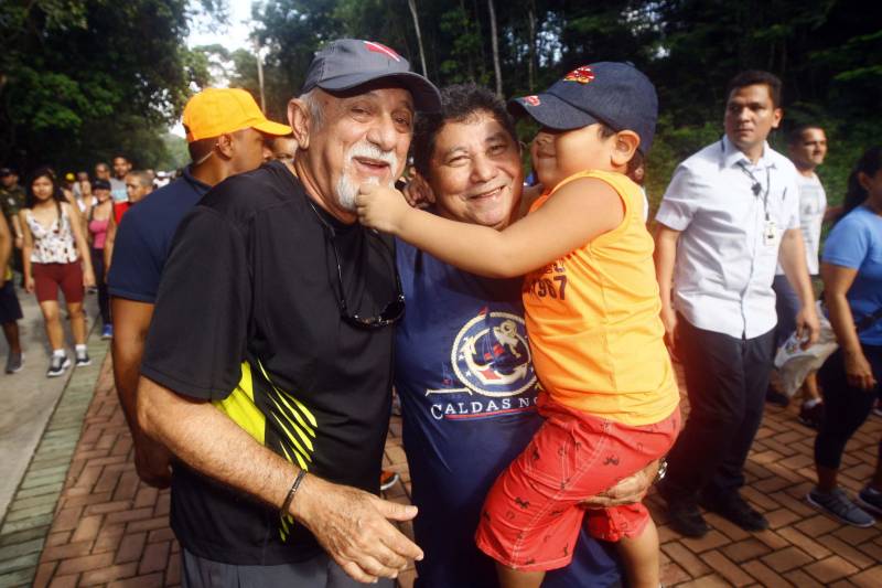 Uma reabertura feita a milhares de mãos. A fita inaugural colocada no inicio da trilha principal do Parque do Utinga foi rompida por mais de cinco mil pessoas ansiosas pelo inicio da caminhada, marcando o segundo dia da programação de reabertura do mais novo espaço paraense de lazer e interatividade com a natureza. Misturado aos populares, o governador Simão Jatene andou os quatro quilômetros que separam a entrada do parque ao seu ponto final, o Recanto da Volta.
FOTO: THIAGO GOMES / AG. PARÁ
DATA: 17.03.2018
BELÉM - PARÁ <div class='credito_fotos'>Foto: Thiago Gomes /Ag. Pará | <a href='/midias/2018/originais/d966165e-8e1e-4307-8298-47a9b027bf50.jpg' download><i class='fa-solid fa-download'></i> Download</a></div>