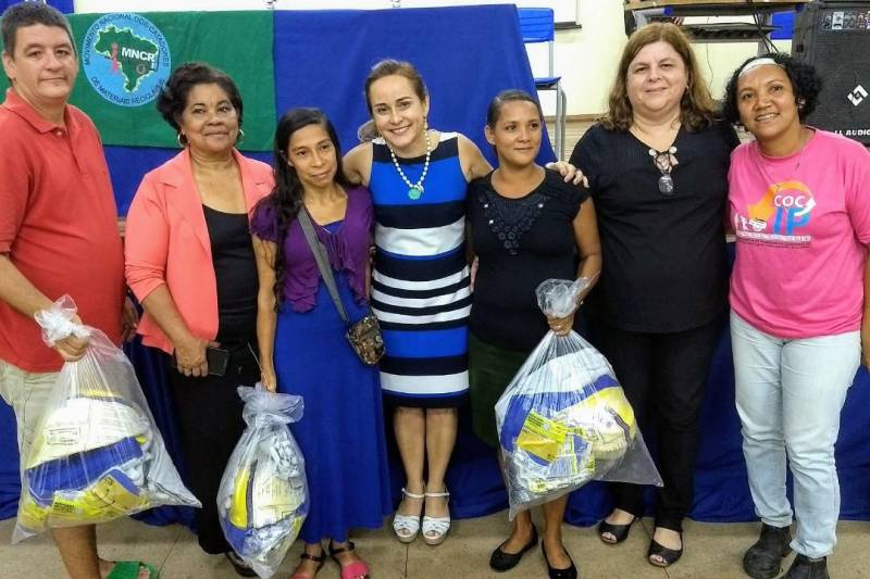 Nesta quinta-feira (8) foram entregues os certificados do curso de “Capacitação em economia solidária, cooperativismo, autogestão, cadeia produtiva de resíduos e informática” para catadores de materiais recicláveis da rede CentPará. Eles receberam, ainda, kits de equipamentos de proteção individual (EPIs). Na foto, a titular da Seaster, Ana Cunha.
FOTO: ASCOM SEASTER
DATA: 08.02.2018
BELÉM - PARÁ <div class='credito_fotos'>Foto: Ascom Seaster | <a href='/midias/2018/originais/d9687405-51cf-4eb3-a111-0d81259f6850.jpg' download><i class='fa-solid fa-download'></i> Download</a></div>