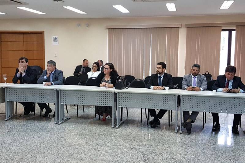 Representantes do Sistema de Segurança Pública do Pará e da Procuradoria Geral de Justiça do Ministério Público Estadual estiveram reunidos, na manhã desta sexta-feira, 16, para dialogar sobre as estratégias que serão implementadas para intensificar a segurança pública no estado. A reunião ocorreu na sede do Ministério Público Estadual.
FOTO: ASCOM MPE
DATA: 16.03.2018
BELÉM - PARÁ <div class='credito_fotos'>Foto: ASCOM / MPE | <a href='/midias/2018/originais/d97403a2-7a39-499d-ae77-28ae661451db.jpg' download><i class='fa-solid fa-download'></i> Download</a></div>