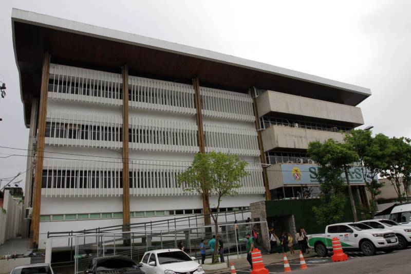 Restaurante self service, rampa de acesso, nova fachada, câmeras de vigilância e elevadores elétricos. O prédio-sede da Secretaria Estadual de Meio Ambiente e Sustentabilidade (Semas), em Belém, continua no mesmo lugar, mas parece novo. Após um processo de reforma, o prédio foi entregue aos servidores nesta sexta-feira, 16, pelo governador Simão Jatene.
FOTO: CRISTINO MARTINS / AG. PARÁ
DATA: 16.03.2018
BELÉM - PARÁ <div class='credito_fotos'>Foto: Cristino Martins/Ag. Pará | <a href='/midias/2018/originais/d983e3ae-2e0b-43e3-98e8-6dadf1ec527f.jpg' download><i class='fa-solid fa-download'></i> Download</a></div>