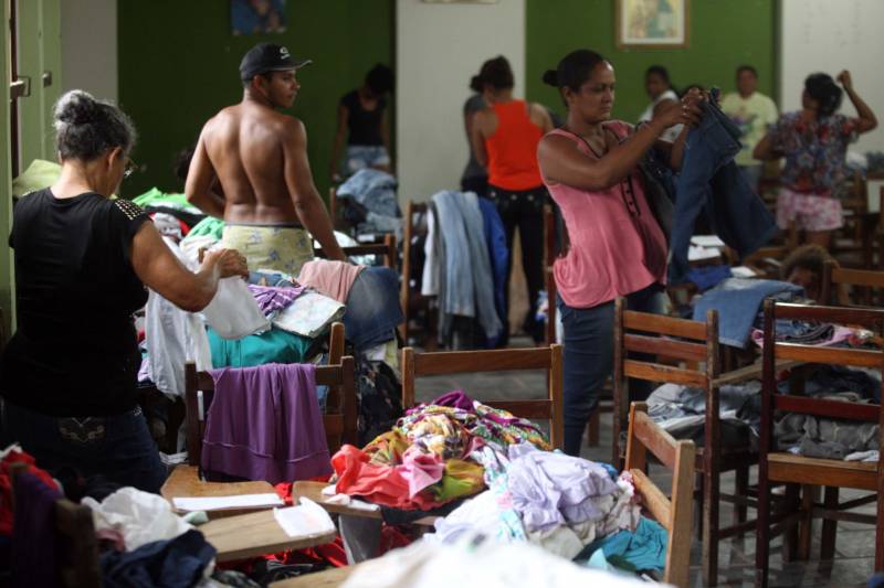 As famílias que ficaram desabrigadas em Paragominas, no sudeste paraense, após a forte enxurrada que atingiu o município na semana passada, começaram a receber nesta segunda-feira (16) o atendimento da Companhia de Habitação do Pará (Cohab). Técnicos do órgão chegaram à sede municipal e imediatamente iniciaram a visita a áreas afetadas e o cadastramento das famílias que tiveram suas casas atingidas.
FOTO: SIDNEY OLIVEIRA / AG. PARÁ
DATA: 16.04.2018
PARAGOMINAS - PARÁ <div class='credito_fotos'>Foto: Sidney Oliveira/Ag. Pará | <a href='/midias/2018/originais/d9a40ab5-9ff6-4bef-84a4-6cdde3ba7da6.jpg' download><i class='fa-solid fa-download'></i> Download</a></div>