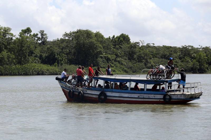 O Governo do Estado, por meio do Corpo de Bombeiros Militar do Pará em parceria com a Sobrasa (Sociedade Brasileira de Salvamento Aquático), realizaram nesta quarta-feira (05) a entrega de 100 coletes salva-vidas na comunidade ribeirinha do Igarapé Grande, no município de Ananindeua. A medida visa ajudar na prevenção dos acidentes por afogamento nos rios paraenses.
FOTO: SIDNEY OLIVEIRA / AG. PARÁ
DATA: 05.10.2016
ANANINDEUA - PARÁ <div class='credito_fotos'>Foto: Sidney Oliveira/Ag. Pará | <a href='/midias/2018/originais/d9b4d8e3-57be-4405-bb97-d209d39b7d8b.jpg' download><i class='fa-solid fa-download'></i> Download</a></div>