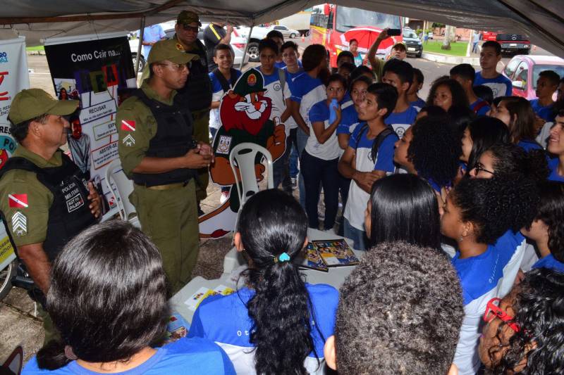 Quase 400 pessoas participaram da ação “Prevenção é Segurança”, realizada nesta sexta-feira (20) pela Secretaria de Estado de Segurança Pública e Defesa Social (Segup), por meio da Diretoria de Prevenção, em frente ao Centro Integrado de Conhecimento (CIC), das 8 às 12 h, no município de Benevides (Região Metropolitana de Belém). Os participantes conheceram os diversos serviços oferecidos por órgãos vinculados à Segup, como as polícias Civil e Militar e o Corpo de Bombeiros Militar do Pará. Na programação houve apresentação dos integrantes do Programa Escola da Vida, mantido pelo Corpo de Bombeiros Militar, e de outras atrações musicais e folclóricas do município. Agentes do Departamento de Trânsito do Estado (Detran) usaram brincadeiras para ensinar às crianças formas corretas de circular em vias públicas. Também foram oferecidos serviços à população, como a emissão de 200 carteiras de identidade e do passe-fácil estudantil, além de atendimento jurídico, massoterapia, limpeza de pele e outros procedimentos.
FOTO: ELIELSON MODESTO / SEGUP
DATA: 20.04.2018
LOCAL: BENEVIDES - PARÁ <div class='credito_fotos'>Foto: Elielson Modesto / Ascom Segup | <a href='/midias/2018/originais/d9b74eec-b9f3-4929-ab34-c74374937de7.jpg' download><i class='fa-solid fa-download'></i> Download</a></div>