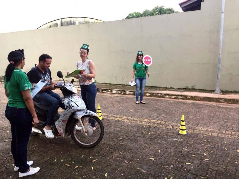 Diante dessa constatação, a direção do HGT, por meio da Comissão Interna de Prevenção de Acidente (Cipa), está promovendo campanha com blitz interna (foto) junto aos colaboradores, usuários e acompanhantes para incentivo do uso do capacete por parte dos condutores de motos e o cinto de segurança nos motoristas de carros, além de comportamento cordial e de atenção à legislação vigente. A ação teve início dia 28 de março e não tem data para encerrar. As ações são realizadas com palestras, distribuição de material educativo e atividades dinâmicas no Hall de entrada do hospital, a área frontal e de estacionamento. A ação conta com apoio do Grupo de Trabalho de Humanização (GTH).
FOTO: ASCOM / HGT
DATA: 07.04.2018
TAILÂNDIA - PARÁ
<div class='credito_fotos'>Foto: ASCOM / HGT | <a href='/midias/2018/originais/d9bb3fb8-6cec-4b7d-ad82-16bf1b370466.jpg' download><i class='fa-solid fa-download'></i> Download</a></div>