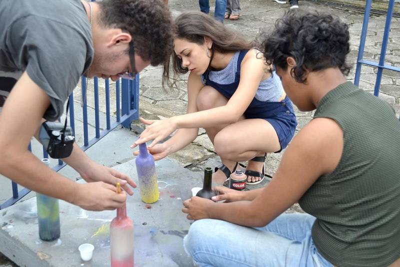 A partir desta segunda-feira, 16, estão abertas as inscrições para as oficinas de arte e ofício do Curro Velho e Casa da Linguagem, que serão realizadas em maio. O período das aulas é de 2 a 22 de maio, no horário da manhã e tarde. Confira os cursos aqui. Os alunos da rede pública de ensino não pagam a taxa de inscrição, porém devem apresentar a declaração da Escola onde estão matriculados. Os demais pagam uma taxa única de 20 reais. As oficinas são voltadas para as mais diversas linguagens artísticas: gravura, desenho, dança, serigrafia, violão, fotografia, entre outras. Na Casa da Linguagem o público pode se inscrever em oficinas de redação, abordagem textual para o Enem, libras, leitura e interpretação de texto. São mais de 100 opções de cursos.
FOTO: ASCOM / FCP
DATA: 16.04.2018
BELÉM - PARÁ <div class='credito_fotos'>Foto: ASCOM FCP | <a href='/midias/2018/originais/d9c12a5c-b9be-4160-982a-372d645aa5e2.jpg' download><i class='fa-solid fa-download'></i> Download</a></div>