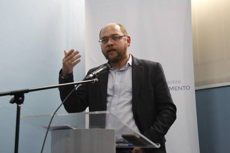 A Superintendência do Sistema Penitenciário do Estado (Susipe), por meio da Escola de Administração Penitenciária (EAP), promoveu, nesta quinta-feira (1), um workshop para discutir as diretrizes do monitoramento eletrônico no Pará. Atualmente, o Estado tem um total de 1.558 presos monitorados com uso da tornozeleira eletrônica, sendo 205 do sexo feminino e 1.353 do sexo masculino. O evento aconteceu no auditório da Ordem dos Advogados (OAB) seção Pará, em Belém, e contou com a presença de membros do Tribunal de Justiça, Ministério Público, Defensoria Pública, Polícias Militar e Civil, OAB, servidores do Núcleo Gestor de Monitoramento Eletrônico (NGME), da Diretoria de Execução Criminal (DEC) e Diretoria de Administração Penitenciária (DAP) da Susipe, além de estudantes e demais profissionais. O objetivo do workshop foi promover o debate sobre os serviços de monitoração eletrônica, assegurando o acompanhamento adequado na garantia do cumprimento da pena, além de promover a trocas de saberes e parcerias. na foto, o defensor público Arthur Correa Neto.
FOTO: AKIRA ONUMA / ASCOM SUSIPE
DATA: 01.03.2018
BELÉM - PARÁ <div class='credito_fotos'>Foto: Akira Onuma / Ascom Susipe | <a href='/midias/2018/originais/d9c73322-5147-4b13-840d-db142bf906f9.jpg' download><i class='fa-solid fa-download'></i> Download</a></div>