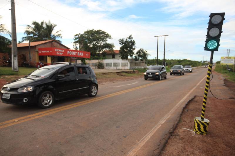 A primeira sinalização semafórica móvel (foto) foi instalada na tarde de sábado, 7, na rodovia PA 444, pelo Departamento de Trânsito do Estado (Detran). A sinalização móvel é adaptada para as obras de duplicação que estão ocorrendo em parte da estrada que liga a cidade de Salinópolis à praia do Atalaia. "A iniciativa, em conjunto com o sistema de segurança pública é dar maior vazão a todos os veículos que estão trafegando no sentido praia-cidade e também cidade-praia. A necessidade desse semáforo, no trecho da ponte, é também para garantir a segurança que estiverem saindo ou entrando na praia", explicou o diretor Técnico Operacional do Detran, Walmero Costa. Uma ação de sistema binário ocorrerá caso haja necessidade, para dar maior fluidez no perímetro da rodovia PA-444 que já está duplicada.
FOTO: MÁCIO FERREIRA / AG. PARÁ
DATA: 07.07.2018
SALINÓPOLIS - PARÁ <div class='credito_fotos'>Foto: MÁCIO FERREIRA/ AG. PARÁ | <a href='/midias/2018/originais/d9c8cb9a-df48-4b25-9433-7d11a8b1366b.jpg' download><i class='fa-solid fa-download'></i> Download</a></div>