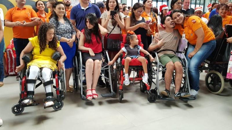 Muita emoção, alegria e diversão marcaram a confraternização de Natal (foto) promovida pelo Centro Integrado de Inclusão e Reabilitação (CIIR), que reuniu centenas de pessoas, no sábado (22). Com a participação de colaboradores, usuários e acompanhantes de pacientes, o evento antecipou o Natal de todos que integram o complexo, inaugurado este ano, e que presta assistência de alta complexidade para Pessoas com Deficiência (PcD) física, mental, intelectual, visual e auditiva. Sem esconder sua emoção, o gestor do Centro de Reabilitação, José Neto, afirma que a primeira confraternização foi além da expectativa. “A emoção tomou conta dos colaboradores, usuários e/ou responsáveis. Foi um misto de harmonia, carinho e alegria que contagiou todos. As pessoas, as apresentações, a festa si, tudo teve muito amor envolvido, evidenciando o verdadeiro espírito de Natal. Aqui, a inclusão se faz plena e sem qualquer diferença".

FOTO: ASCOM / INDSH
DATA: 24.12.2018
BELÉM - PARÁ <div class='credito_fotos'>Foto: ASCOM / INDSH   |   <a href='/midias/2018/originais/d9c8d2ed-6906-413f-9f0e-044f475e59ab.jpg' download><i class='fa-solid fa-download'></i> Download</a></div>