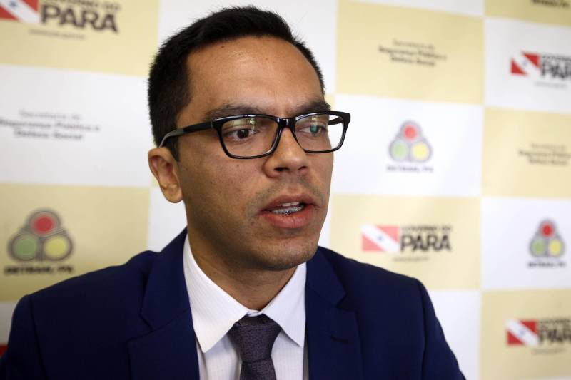 A Portaria de nº 831/ 2018 publicada no Diário Oficial de terça-feira (26) determinou o cancelamento de 26.224 Carteiras Nacionais de Habilitação (CNHs) por constatação de fraude durante o processo de emissão. Esta é a etapa conclusiva do processo administrativo especial, aberto internamente pelo Departamento de Trânsito do Estado (Detran/PA), com base no Art. 263 do Código de Trânsito Brasileiro (CTB), que já cancelou 31.935 CNHs, em 12 portarias no todo. O cancelamento das carteiras é resultado da Operação Galezia, deflagrada em 2015 pela Polícia Civil, com apoio do Detran/PA e do Ministério Público do Estado (MPE). A ação policial desarticulou um esquema fraudulento de emissão de CNH atuante no sul e sudeste do Pará, no qual estavam envolvidos servidores do Detran, despachantes e proprietários de Centros de Formação de Condutores, além de clínicas de exames. Na foto, corregedor chefe do Detran, Fábio Moura.
FOTO: SIDNEY OLIVEIRA / AG. PARÁ
DATA: 27.03.2018
BELÉM - PARÁ <div class='credito_fotos'>Foto: Sidney Oliveira/Ag. Pará | <a href='/midias/2018/originais/d9cd0b05-b8b4-4d77-83c8-9491adf36eb7.jpg' download><i class='fa-solid fa-download'></i> Download</a></div>