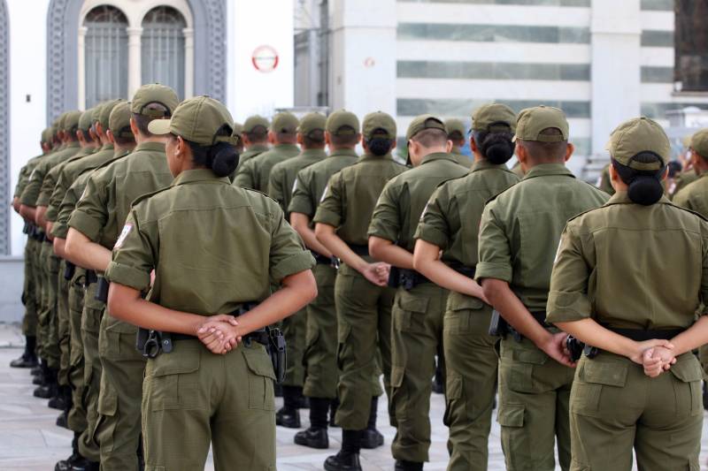 Cerca de 2 mil alunos do curso de formação de praças da Polícia Militar cumprem neste sábado (12) uma etapa importante da preparação: eles saem pela primeira vez às ruas, no estágio supervisionado, para vivenciar situações reais da carreira e, ao mesmo tempo, reforçar o policiamento ostensivo. Em Belém, cerca de 500 homens e mulheres se concentraram na Praça Santuário, em frente à Basílica de Nazaré, e saíram, em seguida, para diversos pontos da capital. A ação faz parte do pacote de medidas de combate à criminalidade e reforço da segurança pública anunciado pelo Governo do Estado.
FOTO: SIDNEY OLIVEIRA / AG. PARÁ
DATA: 12.05.2018
BELÉM - PARÁ <div class='credito_fotos'>Foto: Sidney Oliveira/Ag. Pará | <a href='/midias/2018/originais/d9cdf1b5-e6d2-4eae-ba4f-fa56ce7023eb.jpg' download><i class='fa-solid fa-download'></i> Download</a></div>