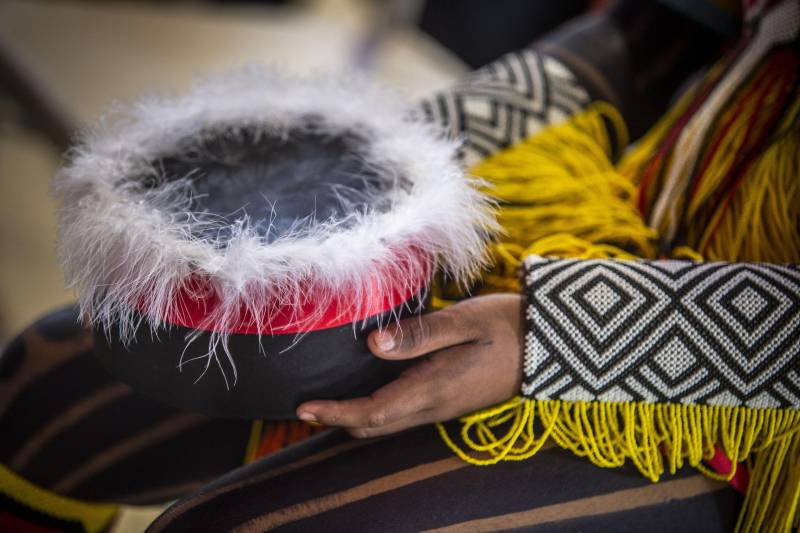 Cerimônia de outorga de grau aos 15 indígenas integrantes da primeira turma do povo Kayapo do curso de licenciatura intercultural indígena da Uepa, na manhã desta quinta-feira, 06, em São Félix do Xingu.

FOTO: NAILANA THIELY / ASCOM UEPA
DATA: 06.11.2018
SÃO FÉLIX DO XINGU - PARÁ <div class='credito_fotos'>Foto: Nailana Thiely / Ascom Uepa   |   <a href='/midias/2018/originais/d9d1f462-b4aa-4097-952b-bd4edb8f7ea9.jpg' download><i class='fa-solid fa-download'></i> Download</a></div>