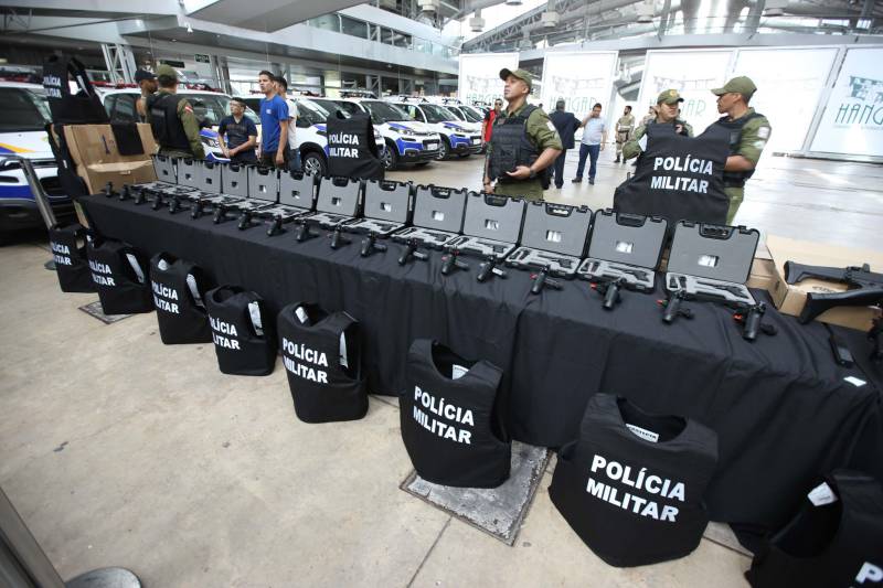 Com a entrega de mais 359 veículos, somente esta semana, o Governo do Pará reforçou a atuação da área de segurança pública em todo o Estado. Todos os veículos auxiliarão no combate a criminalidade e a manutenção da segurança em todo o território paraense. Boa parte desses veículos foi destinada diretamente para as guardas municipais, numa ação integrada com as Prefeituras, por meio da Secretaria de Segurança Pública e Defesa Social (Segup) com articulação da Secretaria de Municípios Sustentáveis, que define em conjunto com os municípios, a agenda de prioridades. A última etapa da entrega ocorreu nesta quinta-feira (5), no Hangar – Centro de Convenções da Amazônia.
FOTO: ANTÔNIO SILVA / AG. PARÁ
DATA: 05.07.2018
BELÉM - PARÁ <div class='credito_fotos'>Foto: Antônio Silva/Ag. Pará | <a href='/midias/2018/originais/d9dd958c-5c80-4acf-aed4-8cd8b5276179.jpg' download><i class='fa-solid fa-download'></i> Download</a></div>
