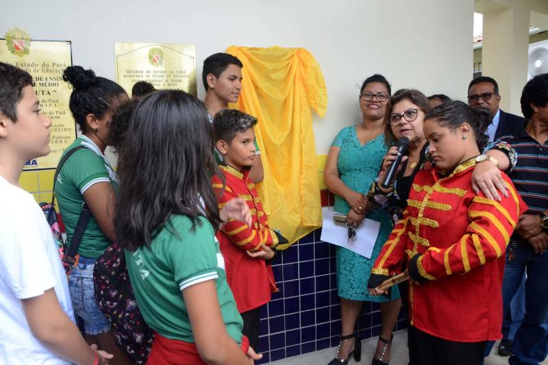 A Secretaria de Estado de Educação realizou na tarde desta terça-feira (04) visita para entrega de obra da Escola Estadual de Ensino Fundamental e Médio Dra. Ester Mouta, no município de Ponta de Pedras, na Ilha do Marajó. “A toda a comunidade e munícipe de Ponta de Pedras, a Escola Ester Mouta”, entregou a Secretaria de Estado de Educação, Ana Claudia Serruya Hage. “Nos inauguramos a escola com padrão de qualidade e agora cabe a todos os alunos, diretores e professores zelarem por esta escola que é um patrimônio púbico e que certamente várias gerações ainda passarão por ela. E que possamos manter ainda mais a cultura e a educação elevada em Ponta de Pedras", frisou Ana Claudia.
FOTO: FERNANDO NOBRE / ASCOM SEDUC
DATA: 04.12.2018
PONTAS DE PEDRAS - PARÁ <div class='credito_fotos'>Foto: FERNANDO NOBRE/ASCOM SEDUC | <a href='/midias/2018/originais/d9df8f32-0b69-4db7-95e8-b65e9b982b5c.jpg' download><i class='fa-solid fa-download'></i> Download</a></div>